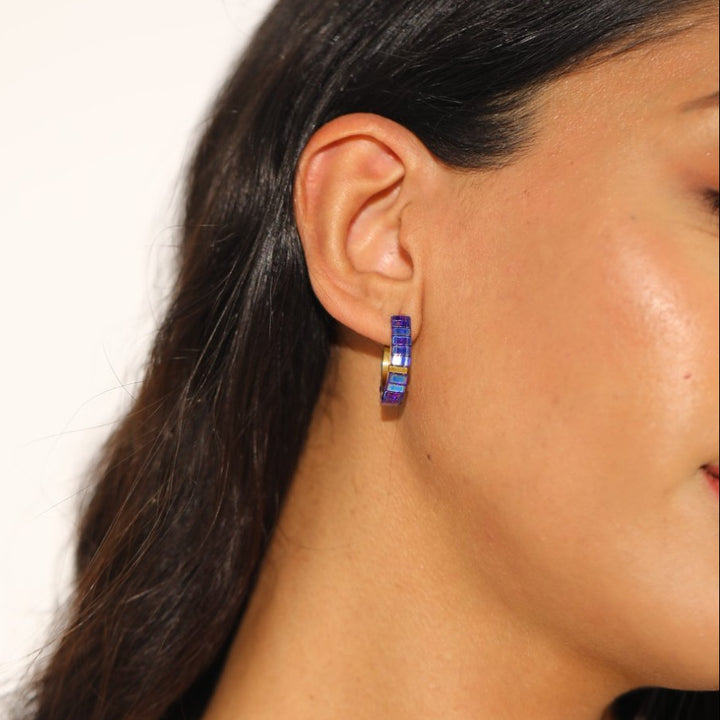 Safira - boucles d'oreilles en perles Miyuki portées