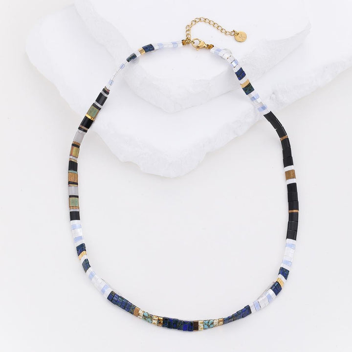 Ensemble Essentiel (boucles d'oreilles Tila, collier et parure Essentiel)