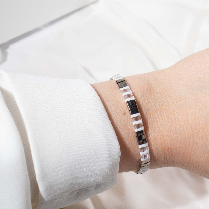 Silver - bracelet en perles Miyuki porté au poignet